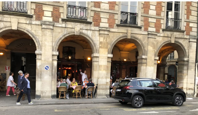 La terrasse du bistrot Ma Bourgogne sous les arcades de la place des Vosges