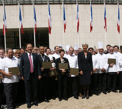Hervé Novelli et Christine Lagarde entouré des Maîtres Restaurateurs dans la cour de Bercy le 28 avril.