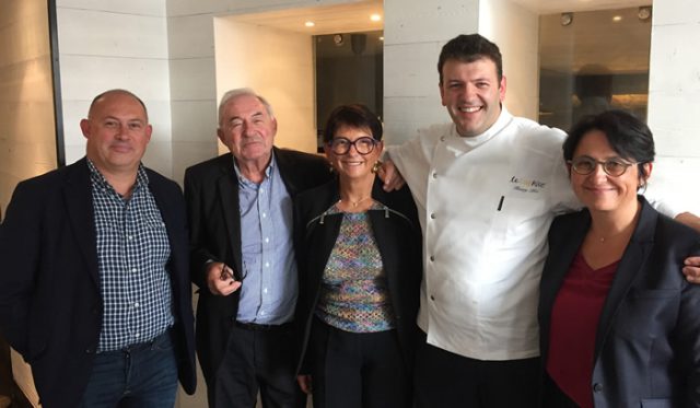 La famille Léon avec le chef du Coq Rico à Montmartre spécialisé dans la volaille.