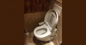 C’est l’histoire de Toto qui rentre dans les toilettes du bistrot…