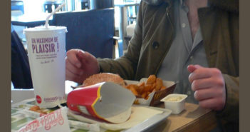 Les chaînes de fast-food épinglées pour leur absence de tri de déchets